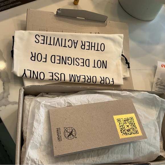 NEW in BOX Golden Goose Women's White and Gold Sneakers - Picture 5 of 16